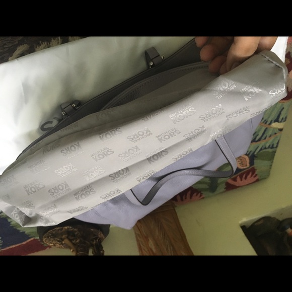 Authentic Large Michael Kors Harper Tote in Lilac - Picture 11 of 16